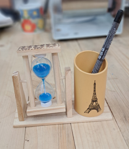 جامدادی رومیزی چوبی مدل ساعت شنی با طرح برج ایفل