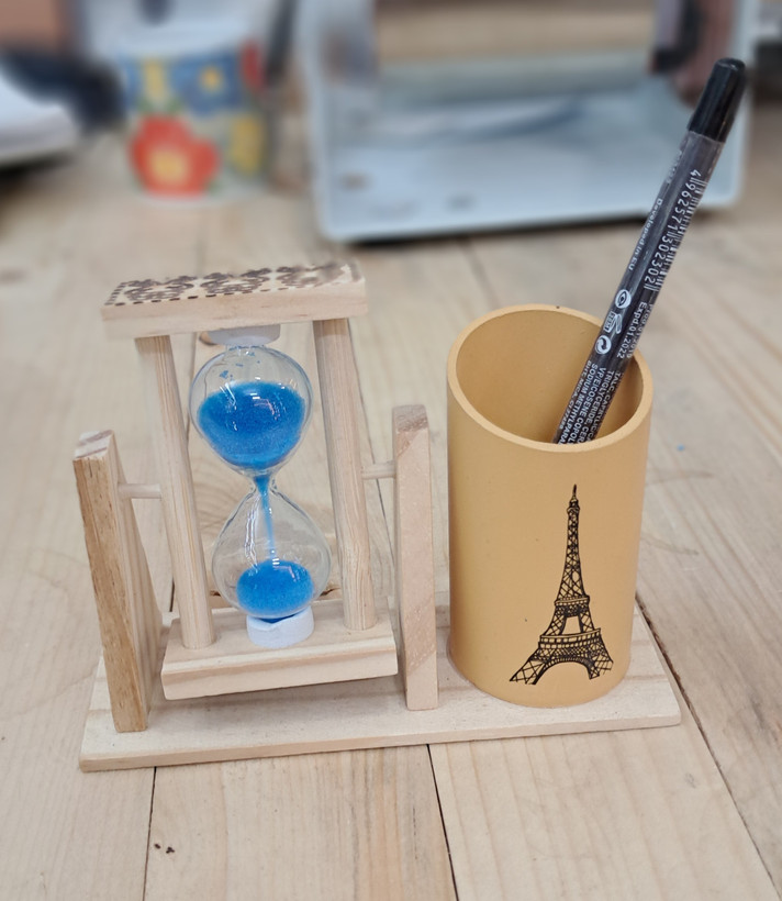 جامدادی رومیزی چوبی مدل ساعت شنی با طرح برج ایفل